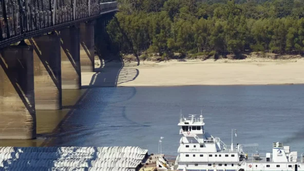 photo drought-induced Mississippi River low water level in Vicksburg, Mississippi slows U.S. midwest grain harvest distribution | credit R.V. Solis for AP